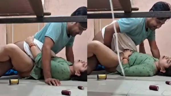 Bhabhi tailor ke sath hi chudai kar raha hai