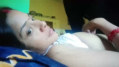 Wife ki juicy boobs ko mast press karke chus rahi hai
